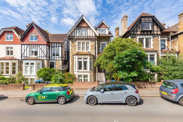 1 bed property, in Gatestone Road, £350,000