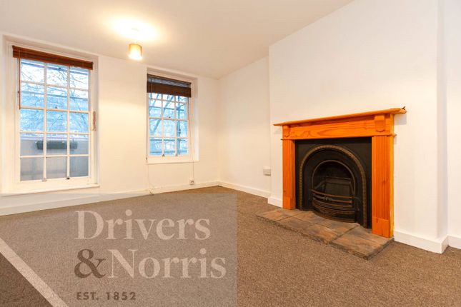 2 bed property, in Holloway Road, £450,000