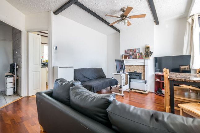 3 bed property, in Therapia Lane, £425,000