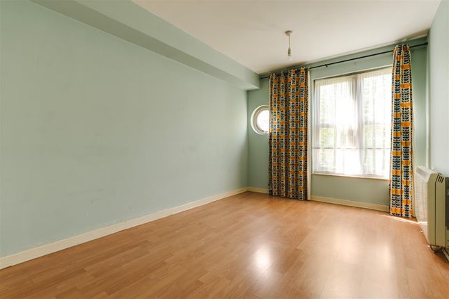 1 bed property, in Leabank Square, £300,000
