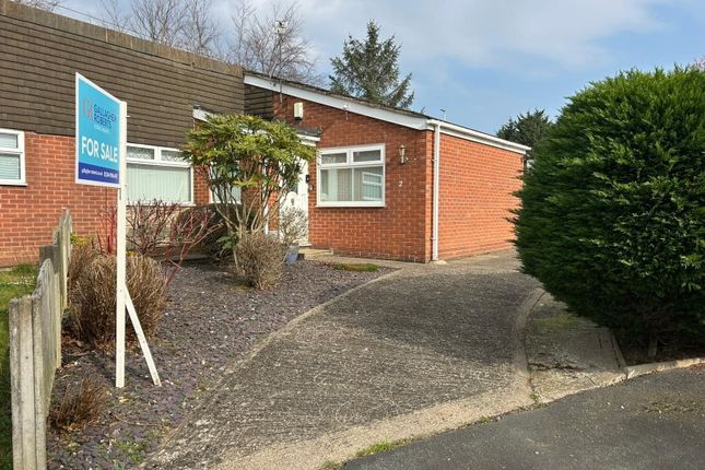 2 bed property, in Glen Road, £225,000