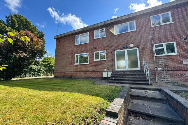 2 bed property, in Parkwood Court, £225,000