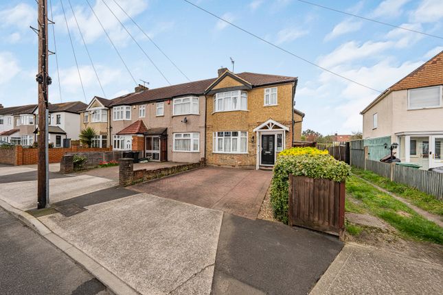 3 bed property, in Woodcroft Crescent, £595,000