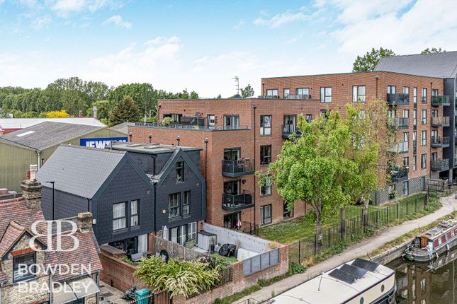2 bed property, in Hazlemere Marina, £325,000