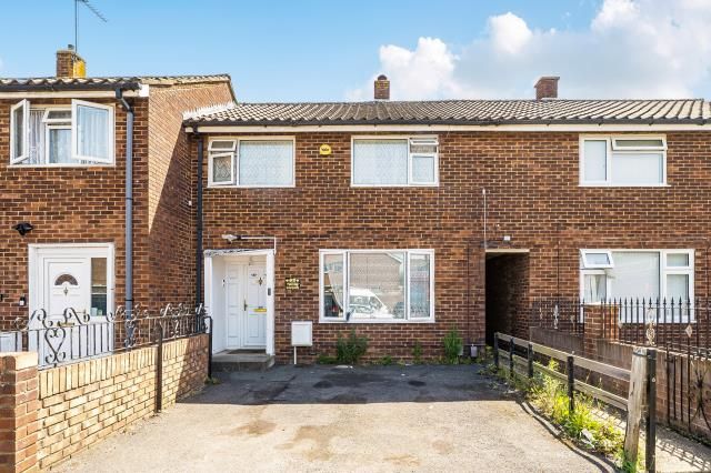 3 bed property, in Hengrove Crescent, £470,000