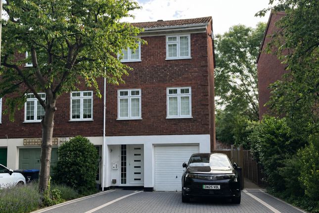 4 bed property, in Riversdell Close, £525,000
