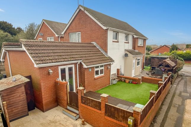 5 bed property, in Millhams Close, £450,000