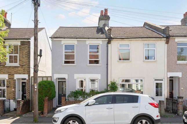 2 bed property, in Laurier Road, £425,000