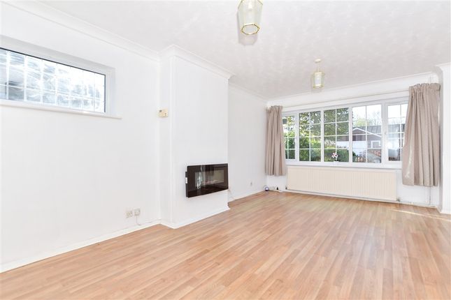 2 bed property, in St. Katherine's Lane, £280,000