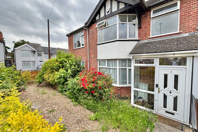 5 bed property, in Hillcroft Road, £398,000