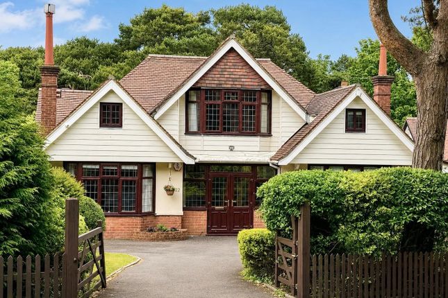 4 bed property, in Queens Park West Drive, £700,000