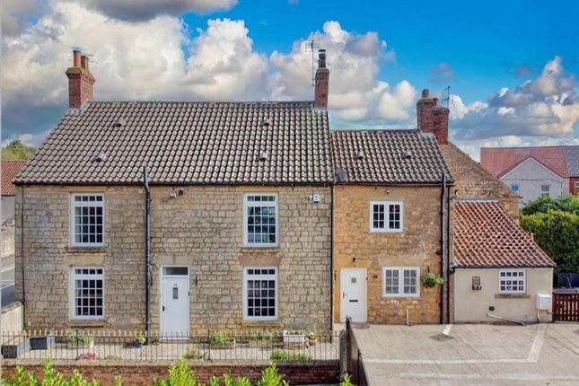5 bed property, in Hangar Hill, £700,000