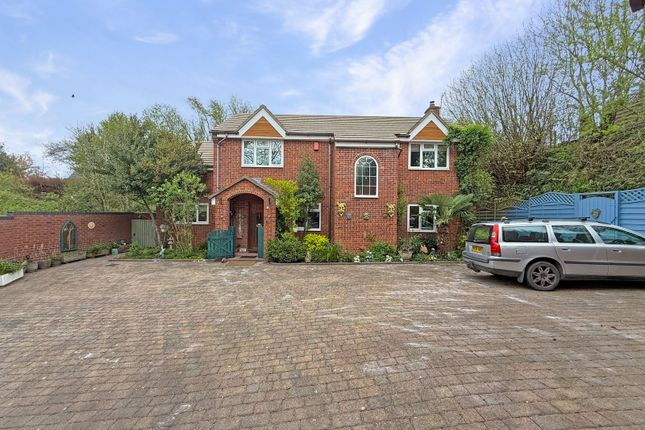 5 bed property, in Chalford, £495,000