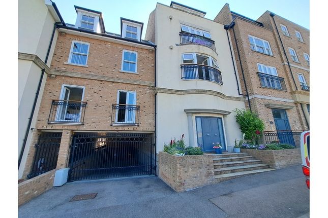 2 bed property, in Park View, £315,000
