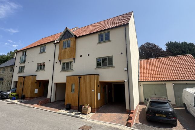 2 bed property, in Mill Lake, £260,000