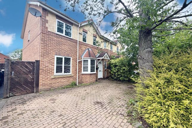 3 bed property, in Honey Way, £90,000