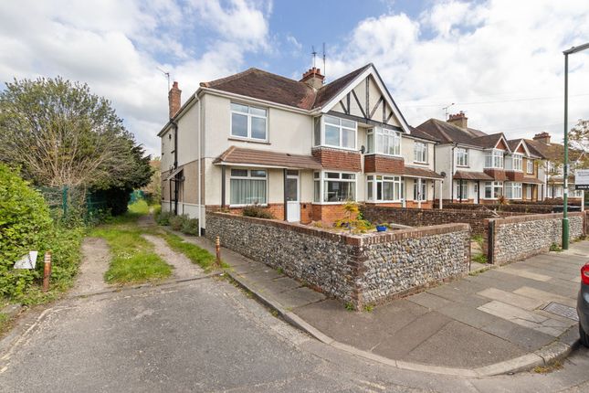 2 bed property, in Orchard Gardens, £215,000