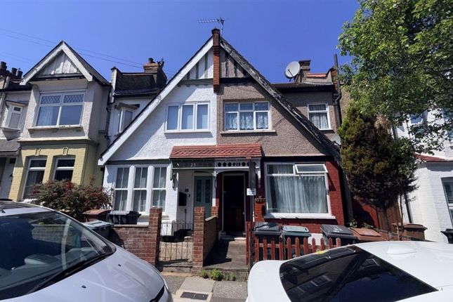 1 bed property, in Lyndhurst Road, £160,000