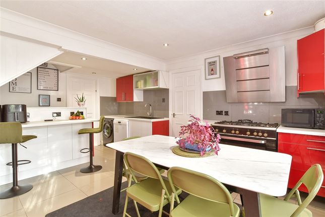 5 bed property, in Lower Road, £550,000