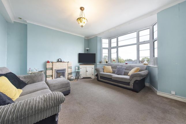 2 bed property, in Colney Hatch Lane, £375,000