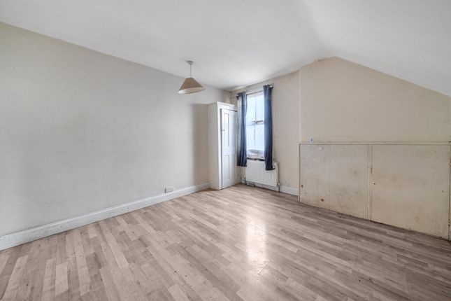 1 bed property, in Kenilworth Road, £240,000