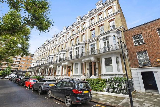 2 bed property, in Vicarage Gate, £1,000,000