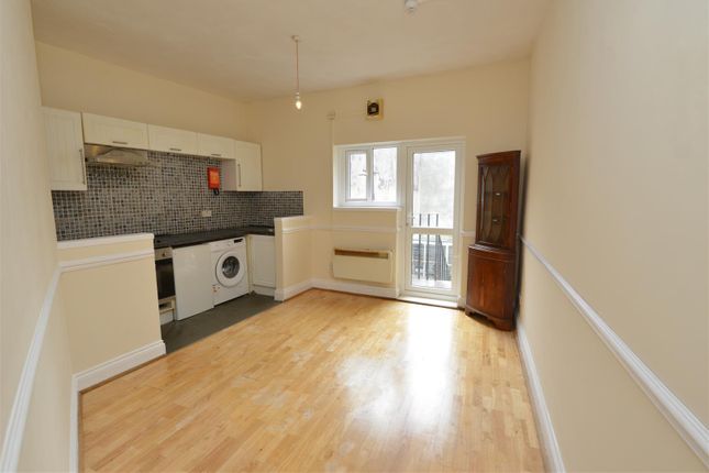 1 bed property, in West Street, £165,000