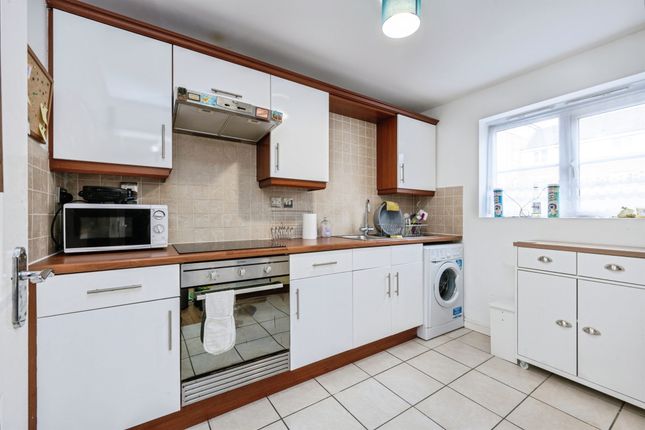 1 bed property, in Crowe Road, £130,000