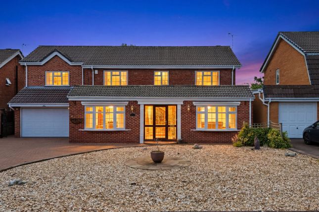 5 bed property, in Manor Close, £795,000