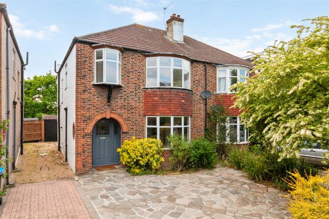 5 bed property, in Fairway, £975,000
