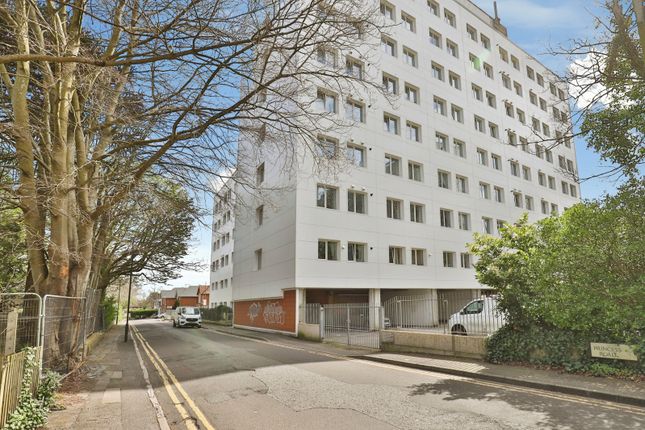 2 bed property, in Prince Of Wales Road, £175,000