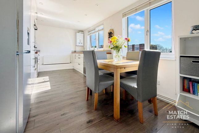 2 bed property, in Holywell Avenue, £160,000