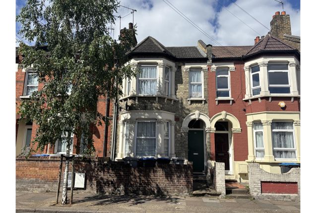 2 bed property, in 72B Brownlow Road, £175,000