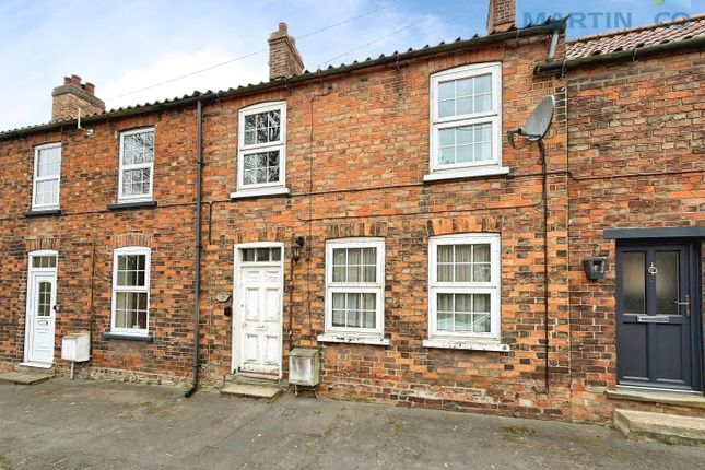 2 bed property, in Hill Road, £110,000