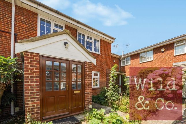2 bed property, in Skipworth Road, £775,000