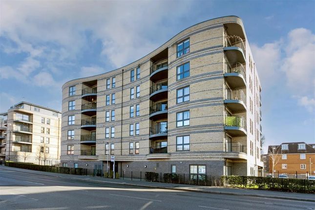 2 bed property, in Trevenna, £300,000