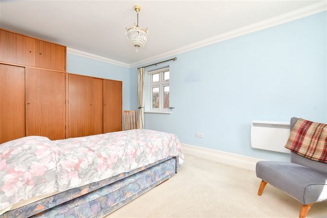 2 bed property, in Woodcote Green, £600,000