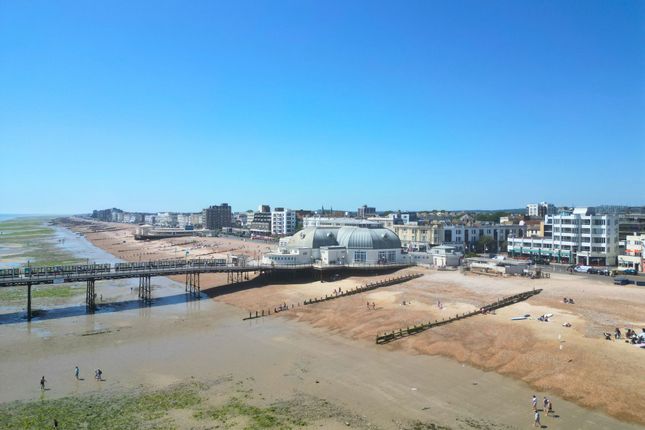2 bed property, in Marine Parade, £325,000