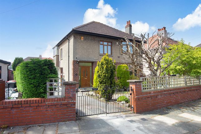 2 bed property, in Lodges Grove, £150,000