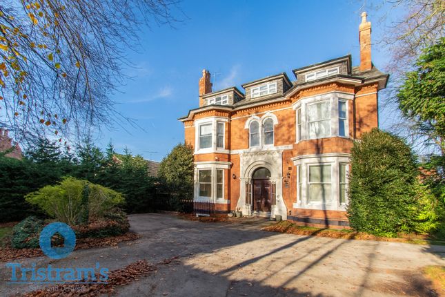 2 bed property, in Magdala Road, £200,000