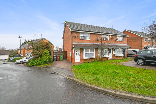 2 bed property, in Trafford Close, £450,000