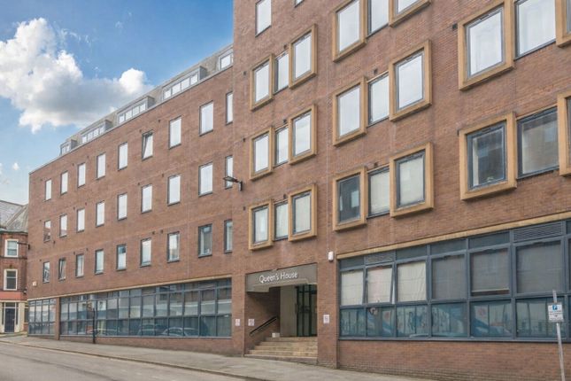 1 bed property, in Queens House, £120,000