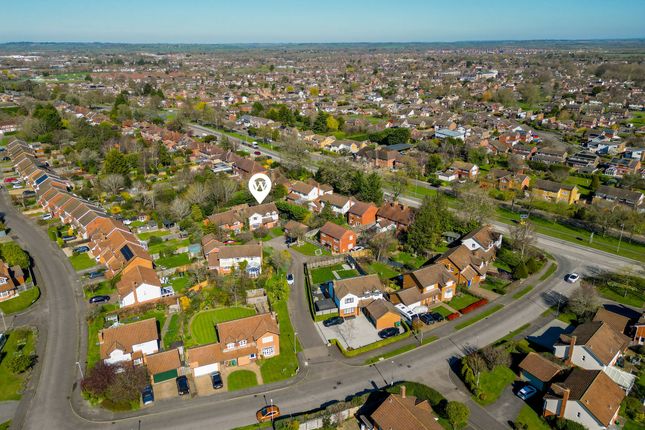 5 bed property, in Elsmore Close, £825,000