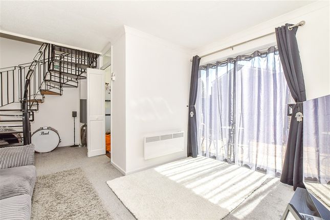 1 bed property, in Poyntell Road, £200,000