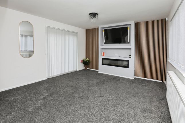 2 bed property, in Ellerton Way, £175,000