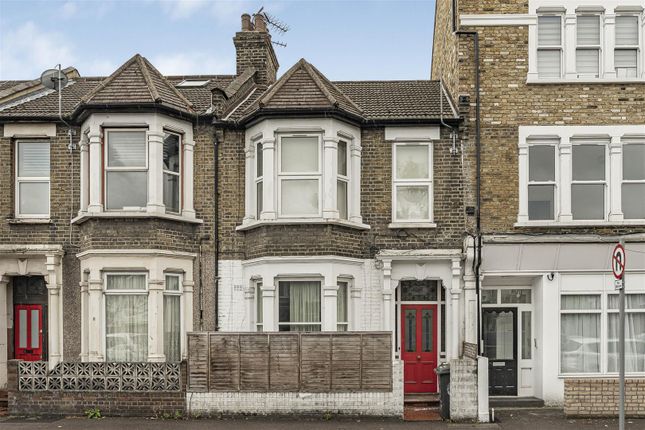 2 bed property, in Lea Bridge Road, £360,000