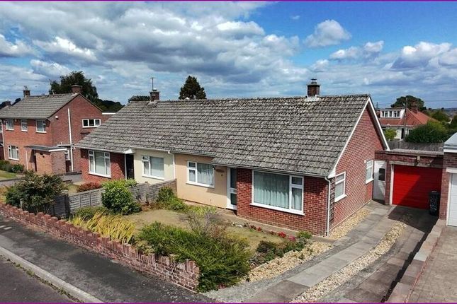 2 bed property, in Barn Close, £290,000