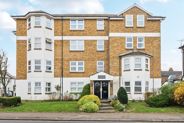 2 bed property, in Portsmouth Road, £335,000