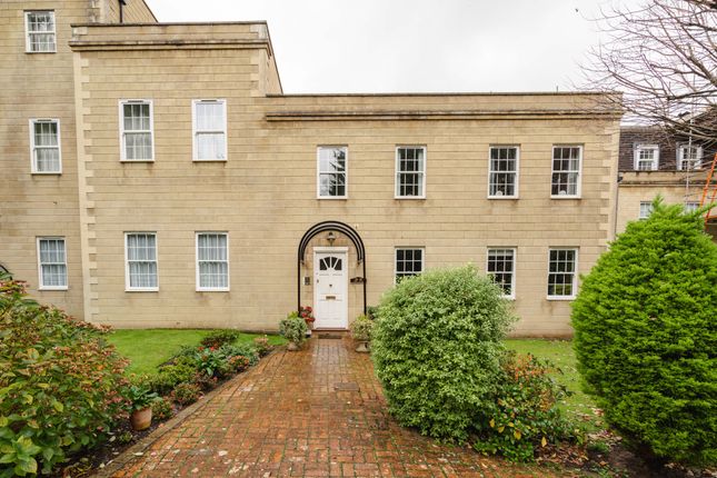 2 bed property, in Cedar Hall, £350,000