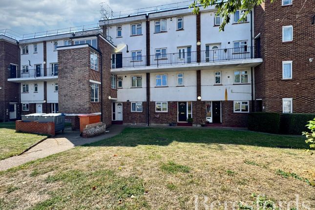 2 bed property, in Victor Approach, £235,000